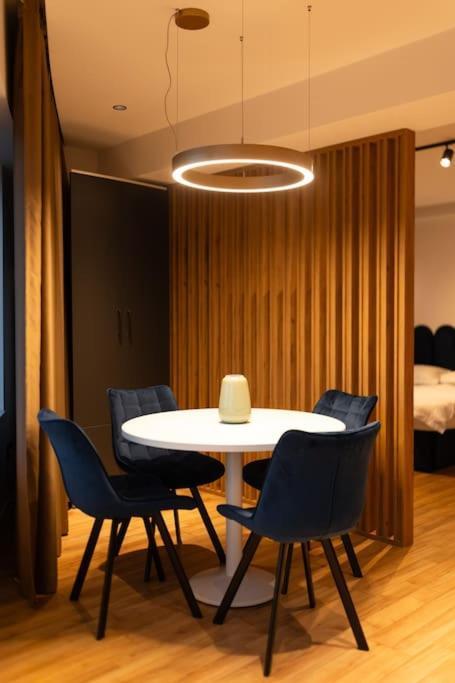 Nest Inn Azure Apartment คลูจ-นาโปกา ภายนอก รูปภาพ