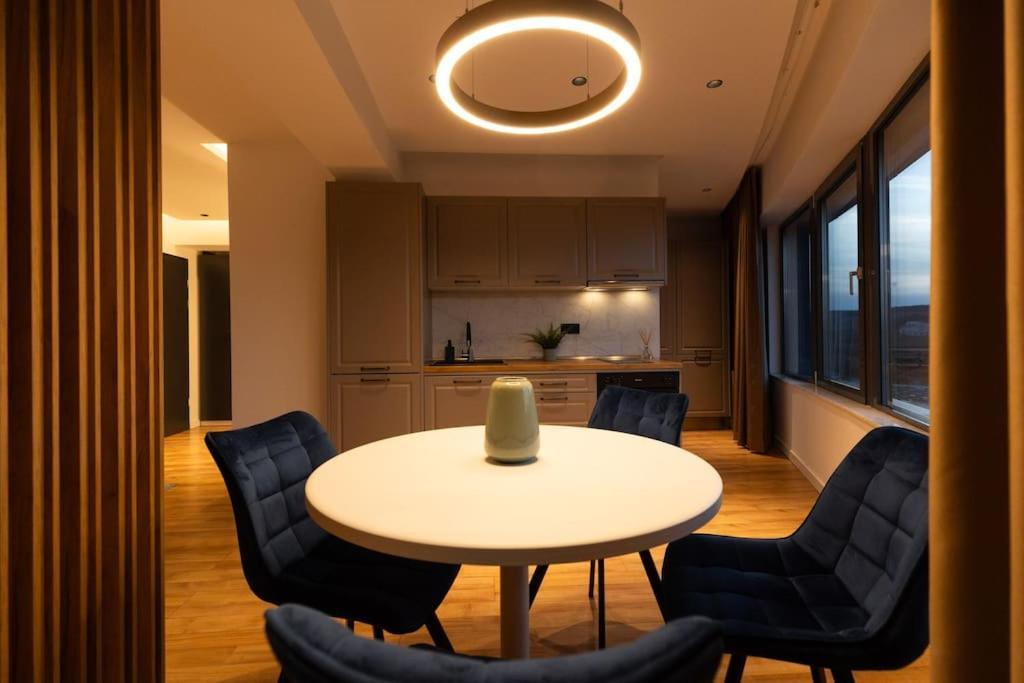 Nest Inn Azure Apartment คลูจ-นาโปกา ภายนอก รูปภาพ