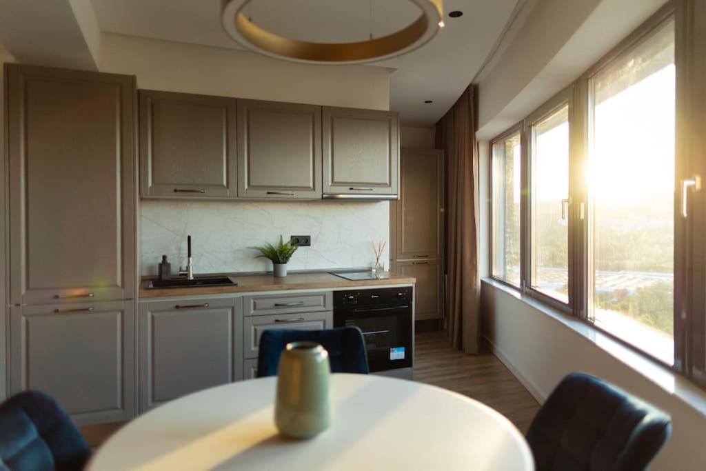 Nest Inn Azure Apartment คลูจ-นาโปกา ภายนอก รูปภาพ
